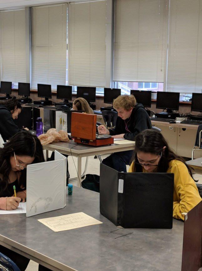 Profesorul a interzis telefoanele în clasă, așa că un elev a găsit soluția secolului!