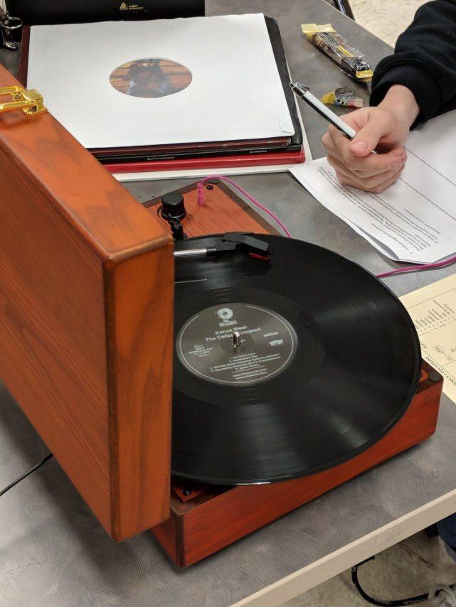 Profesorul a interzis telefoanele în clasă, așa că un elev a găsit soluția secolului!