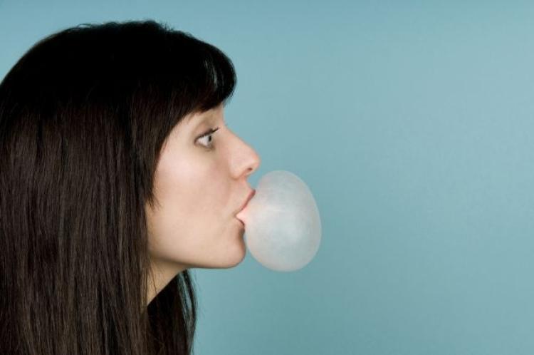 Ce se întâmplă în corpul tău dacă înghiți guma de mestecat! Pregătit să afli?