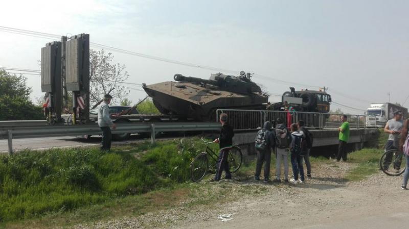 Un tanc al armatei a produs haos pe un drum național! Șoferii au privit uimiți incidentul
