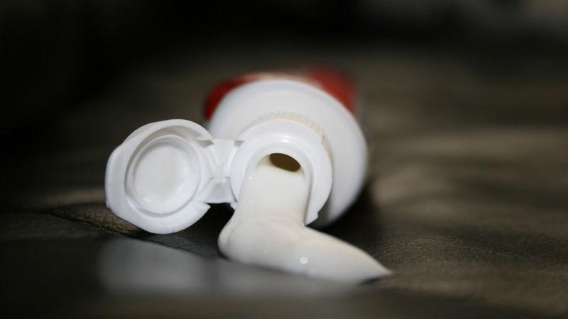 O femeie și-a pus pastă de dinți pe ochelari și a așteptat! Ce a observat