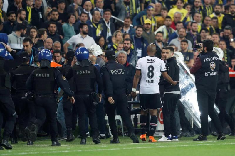 VIDEO/FOTO: Incidente extrem de grave la meciul Fenerbahce-Beșiktaș. Antrenorul oaspeților, Senol Gunes, la un pas de tragedie. A fost cusut pe viu și dus de urgență la spital