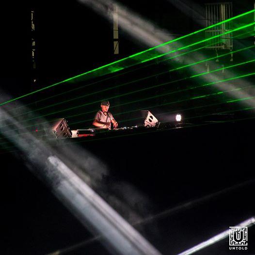 Îți mai amintești cât de fericit părea AVICII când a venit în România, în 2015? A adunat la UNTOLD 60.000 de oameni care l-au aplaudat minute în șir