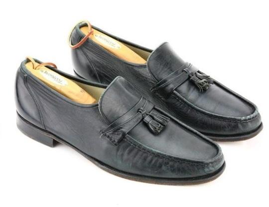 Perechea originală de pantofi purtată de Michael Jackson pentru primul dans „moonwalk”, scoasă la licitaţie