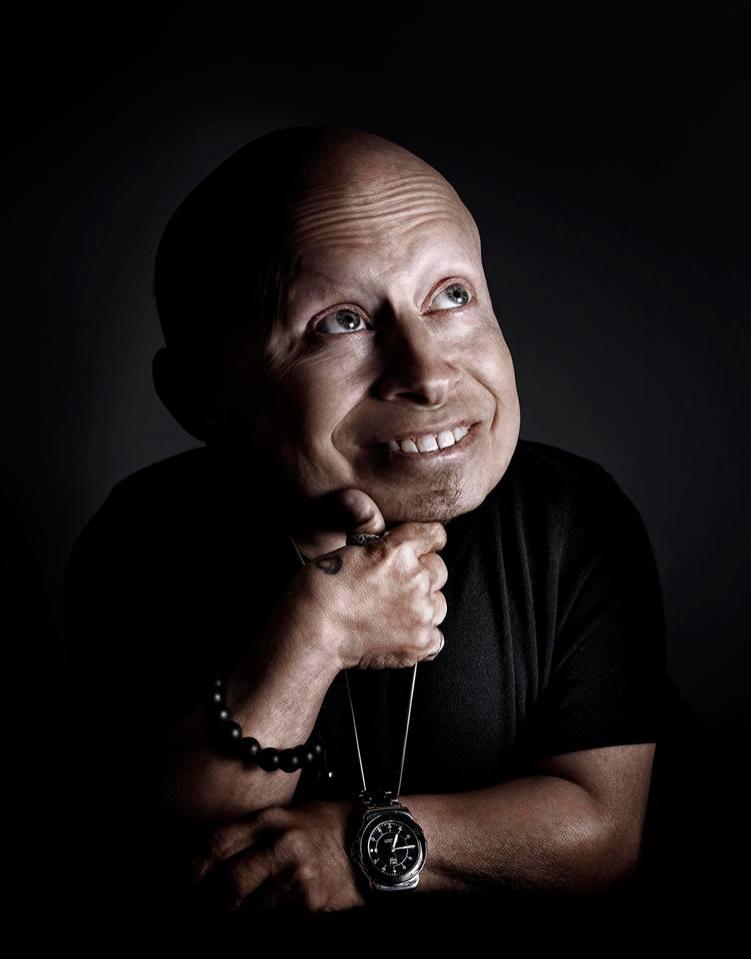 Actorul Verne Troyer, „Mini-me” din   “Austin Powers”, a murit, la 49 de ani. Multă suferință într-un corp de numai 81 de cm: depresie, boală și dependența de alcool