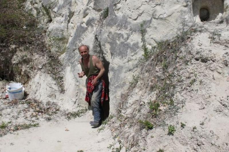 Sfarmă-Piatră. Povestea românului care şi-a săpat, cu târnăcopul, o casă într-o stâncă. Aici „iarna e ca vara”, căci temperatura e constantă tot anul