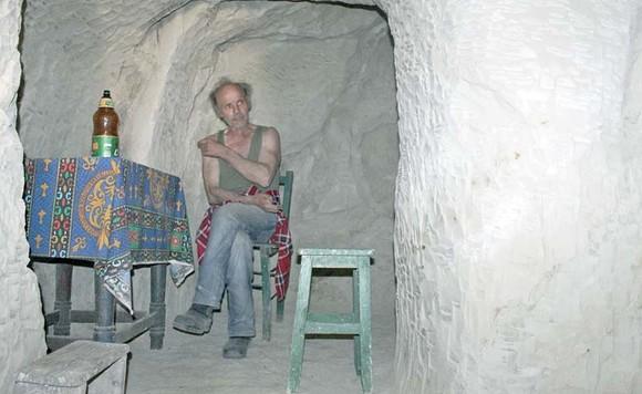 Sfarmă-Piatră. Povestea românului care şi-a săpat, cu târnăcopul, o casă într-o stâncă. Aici „iarna e ca vara”, căci temperatura e constantă tot anul