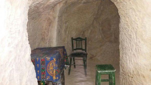 Sfarmă-Piatră. Povestea românului care şi-a săpat, cu târnăcopul, o casă într-o stâncă. Aici „iarna e ca vara”, căci temperatura e constantă tot anul