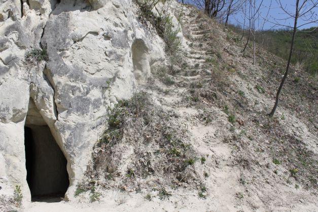 Sfarmă-Piatră. Povestea românului care şi-a săpat, cu târnăcopul, o casă într-o stâncă. Aici „iarna e ca vara”, căci temperatura e constantă tot anul