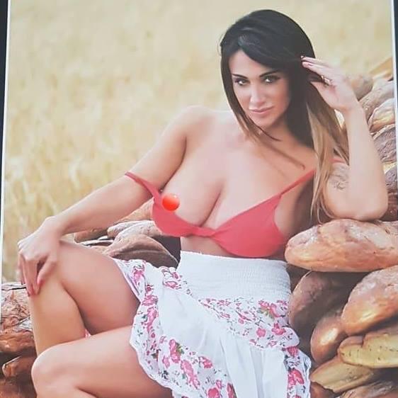 UNA PE ZI: Marika, cea mai sexy fană a celor de la Napoli, exultă după victoria napoletanilor cu Juventus