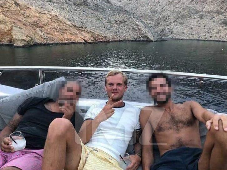 FOTO! Ultima imagine cu AVICII în viaţă îi şochează pe fani. Era plin de viaţă, pe un iaht şi cu un pahar de băutură în mână