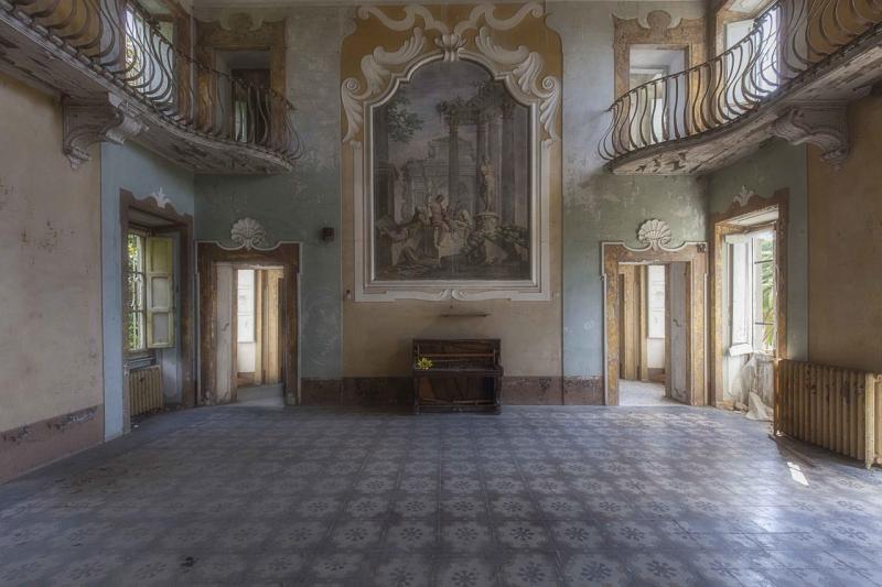 FOTO! Această vilă abandonată, nerevendicată de nimeni, se află la câțiva kilometri de un oraș cunoscut. După ce a aparținut mai multor familii boierești, a funcționat ca spital de psihiatrie