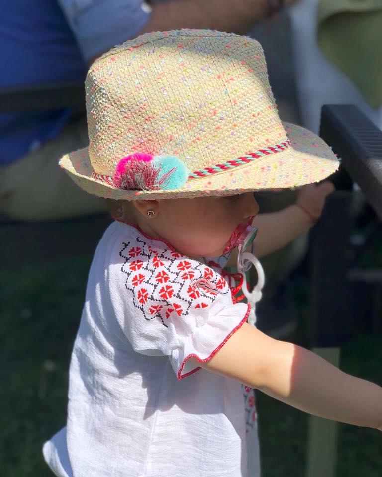 FOTO. Fetiţa Simonei Gherghe a împlinit 11 luni şi este ADORABILĂ. Imaginea care i-a topit pe fani!