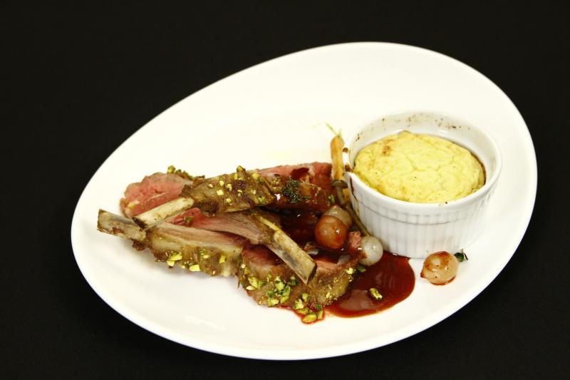 Cotlete de berbecuț în crustă de fistic cu sos de vin și souflee de dovlecel