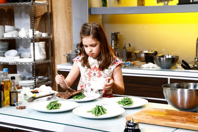 Mica bucătăreasă de nouă ani la „Chefi la cuțite” își dorește să fie cercetător la NASA și să obțină cuțitul juraților