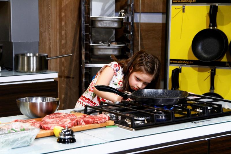 Mica bucătăreasă de nouă ani la „Chefi la cuțite” își dorește să fie cercetător la NASA și să obțină cuțitul juraților