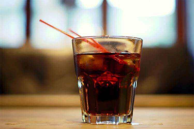 Un bărbat a vărsat restul de cola în vasul de toaletă, dar a rămas șocat! Ce a observat