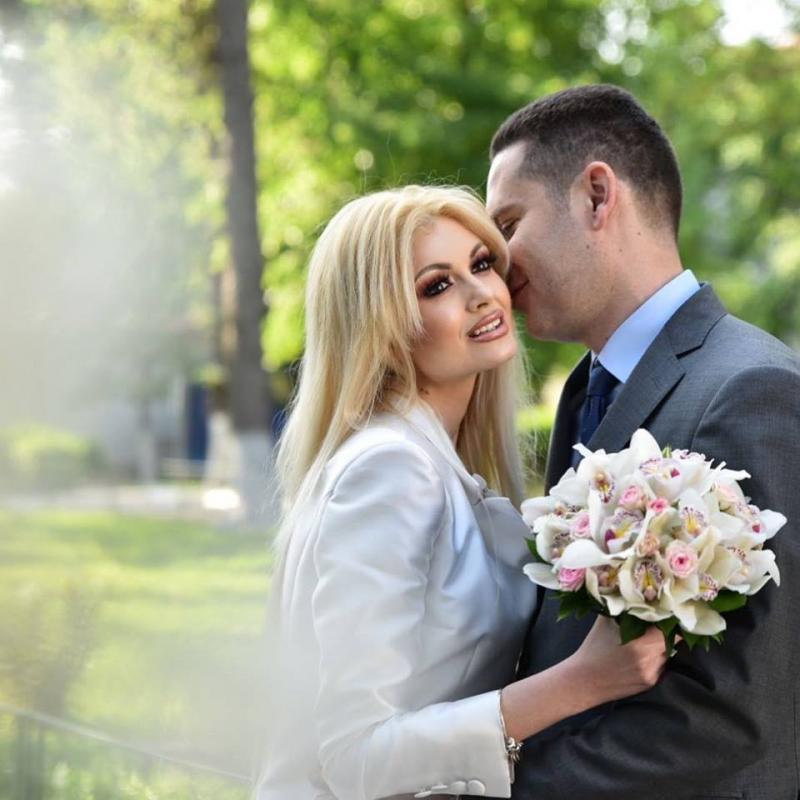 Îți mai amintești de Flavia Apostol, prezentatoarea TV anorexică? Vedeta s-a măritat și a făcut anunțul: ”Ziua noastră!”