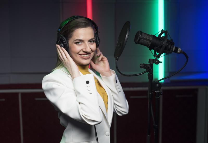 Lidia Buble interpretează coloana sonoră din noul serial, Povestirile Rățoiului, la Disney Channel