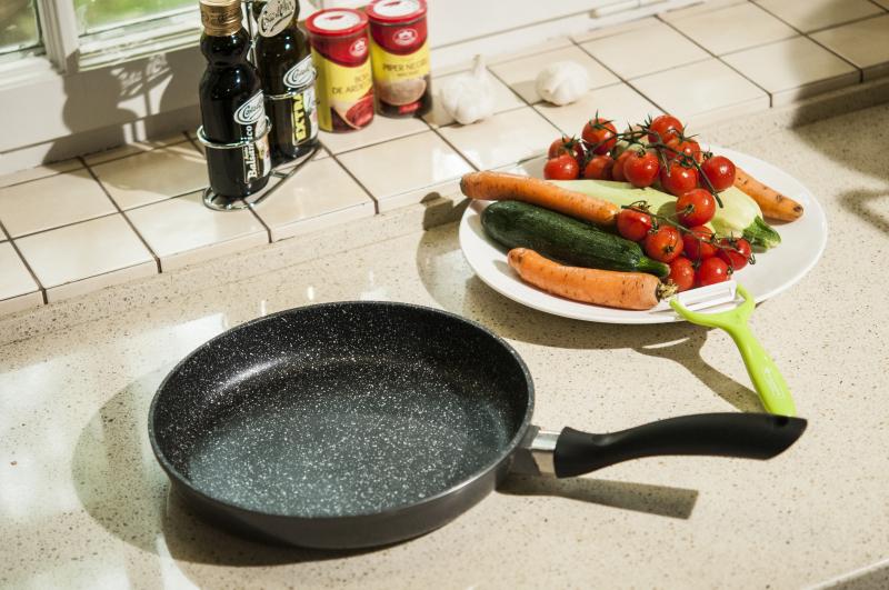 De ce trebuie să ai în bucătăria ta tigăile Regis Stone? Și dacă nu le ai, le vrei? Le poți câștiga de la Neatza și AloShop!