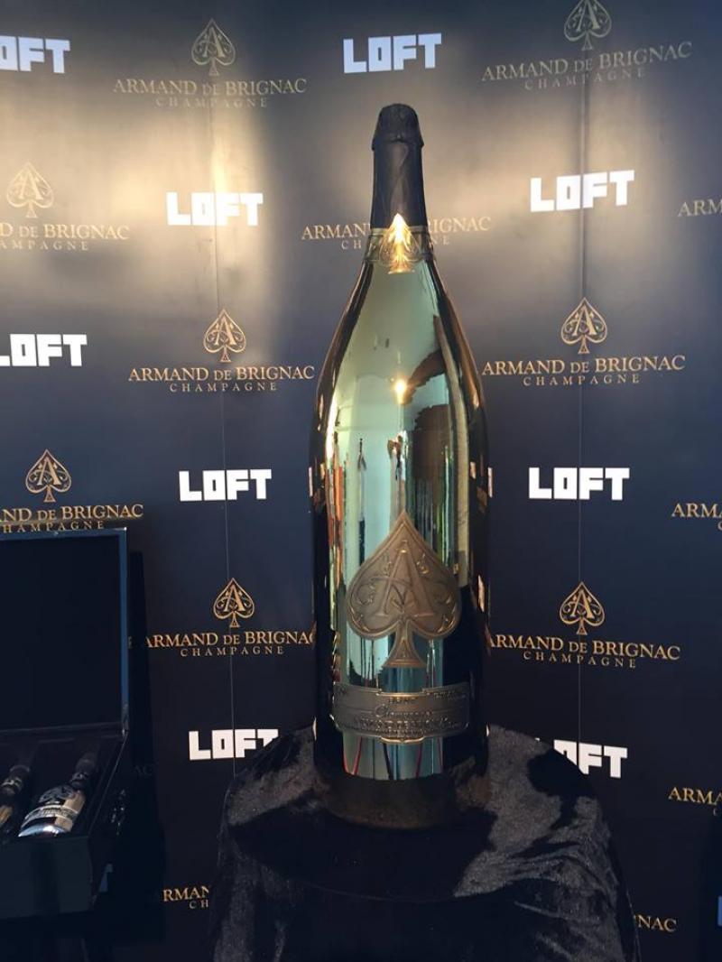 Noapte fierbinte, printre VIP-uri, în cea mai exclusivistă stațiune! La Mamaia s-a comandat o șampanie de 100.000 de euro