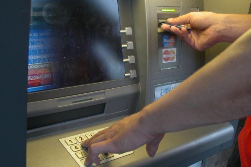 AVERTISMENT AL POLIȚIEI: Cum afli dacă tastatura ATM-ului e falsă! Fii atent la cifra 5 a aparatului din care scoateți banii!