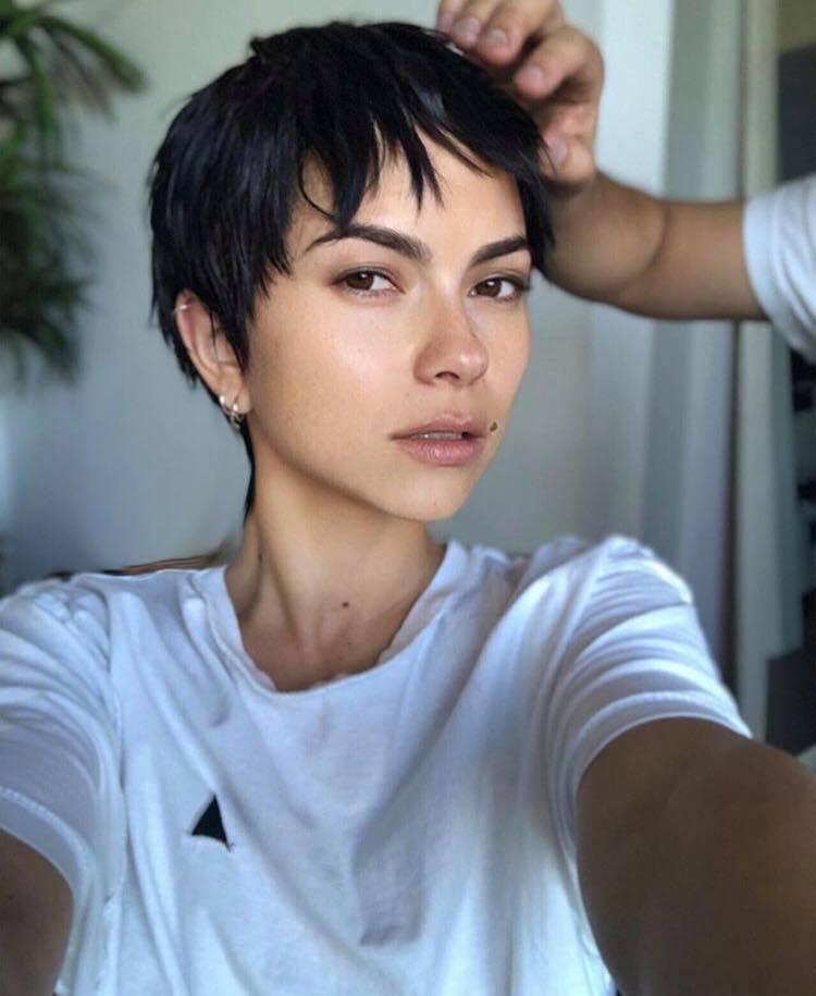 Inna, de nerecunoscut. Cântăreața s-a tuns foarte scurt. Să fi făcut această schimbare pentru presupusul ei iubit, un actor celebru?