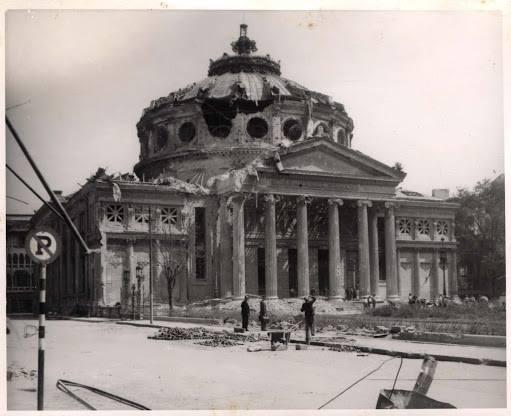 04.04.1944: Americanii bombardează Bucureștiul. 3.000 de morți. 07.05.1944: Englezii lovesc Gara de Nord. 75 de morți. 14.08.1944: Rușii țintesc Capitala. 600 de morți. 24.08.1944: Germanii atacă în picaj!