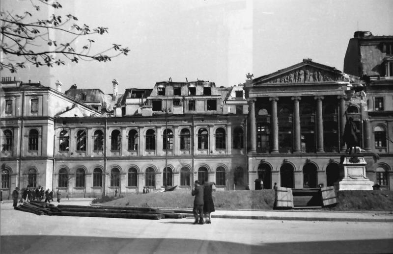 04.04.1944: Americanii bombardează Bucureștiul. 3.000 de morți. 07.05.1944: Englezii lovesc Gara de Nord. 75 de morți. 14.08.1944: Rușii țintesc Capitala. 600 de morți. 24.08.1944: Germanii atacă în picaj!