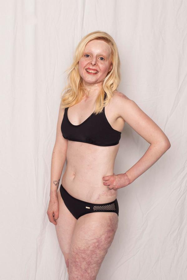 Un designer „revoluționează” lumea modei! Ce 90-60-90? Femei imperfecte în costume de baie îi sunt modele și inspirație