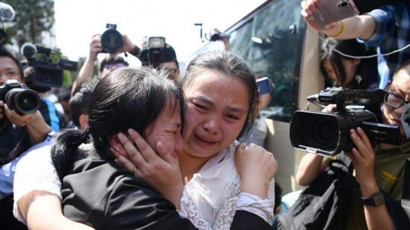 Imaginile care au emoționant milioane de oameni! Momentul în care un cuplu își întâlnește fiica pierdută în urmă cu 24 de ani: ”De acum înainte, tati este aici, nu trebuie să-ţi mai faci griji în legătură cu nimic!”