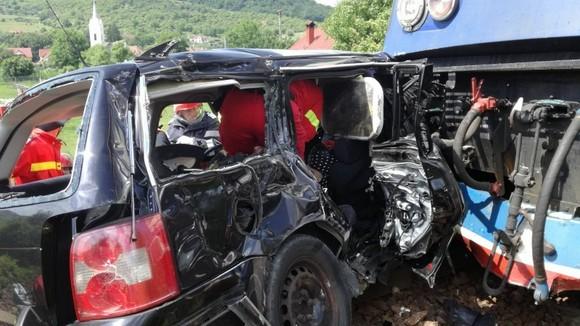 VIIȘOARA, loc blestemat! În 2017, cinci adolescenți și-au pierdut viața într-un accident cumplit într-o localitate cu același nume, din Bistrița-Năsăud, după ce mașina lor a fost lovită de tren