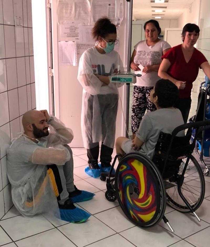 Conjugarea verbului „a dărui”! Mihai Bendeac și Codin Maticiuc au mers la copiii de la Spitalul Fundeni! „Astăzi a întrecut orice limită”