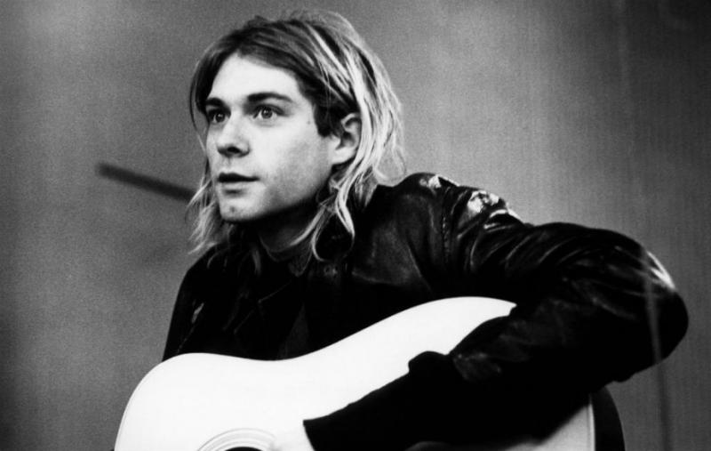 24 de ani de la moartea lui Kurt Cobain. A făcut istorie în muzică, a lansat hit-ul unei generaţii şi a murit împuşcat în cap. Solistul trupei Nirvana, omagiat de cei dragi: "Universul se frânge în această zi, pentru acei ochi albaştri"