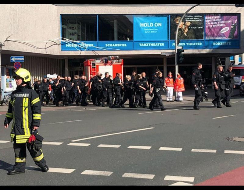 ATENTAT în Germania! Mai multe persoane au murit şi cel puţin 30 au fost rănite, după ce un camion a intrat în mulţime. Atacatorul s-a sinucis. FOTO