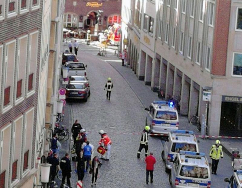 ATENTAT în Germania! Mai multe persoane au murit şi cel puţin 30 au fost rănite, după ce un camion a intrat în mulţime. Atacatorul s-a sinucis. FOTO