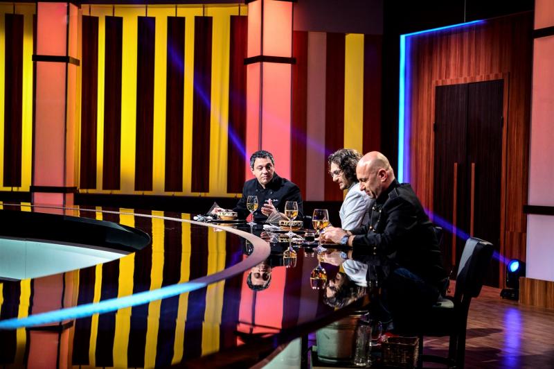 Concurenții se întrec în rețete dulci, în prima jurizare pe nevăzute la ,,Chefi la cuțite”