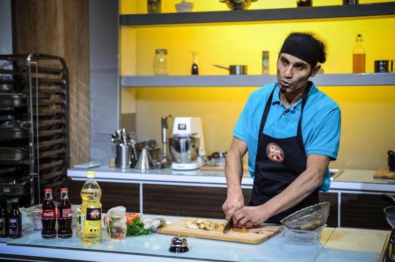 Hahaha! S-a râs copios! Costinel se prezintă în fața chefilor: "Sunt de meserie unul din cei 40 ai lui Ali Baba. Vreau să fac un selfiu de ăla cu voi"