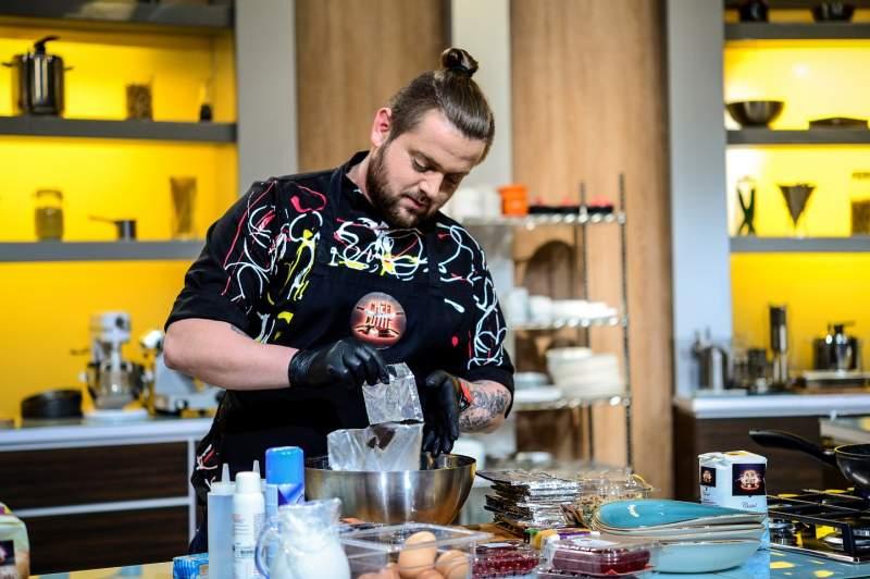 Sculptează în ciocolată și vrea să-i dea gata pe chefi. În spate, ascunde o durere uriașă: "Sarcina soției s-a oprit din evoluție în Săptămâna Mare"