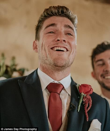 Povestea din spatele acestei imagini îți va sfâșia sufletul! De ce a început să plângă acest mire: ”Sunt cel mai norocos de pe planetă!”