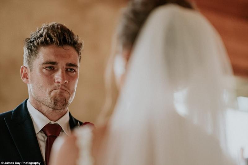 Povestea din spatele acestei imagini îți va sfâșia sufletul! De ce a început să plângă acest mire: ”Sunt cel mai norocos de pe planetă!”