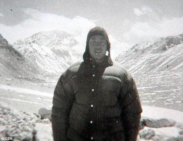 Un iubitor de munte, ale cărui picioare au fost amputate, a ajuns pe Everest! Acum 40 de ani, era să moară din cauza degerăturilor, dar la 70 de primăveri, și-a văzut visul cu ochii!