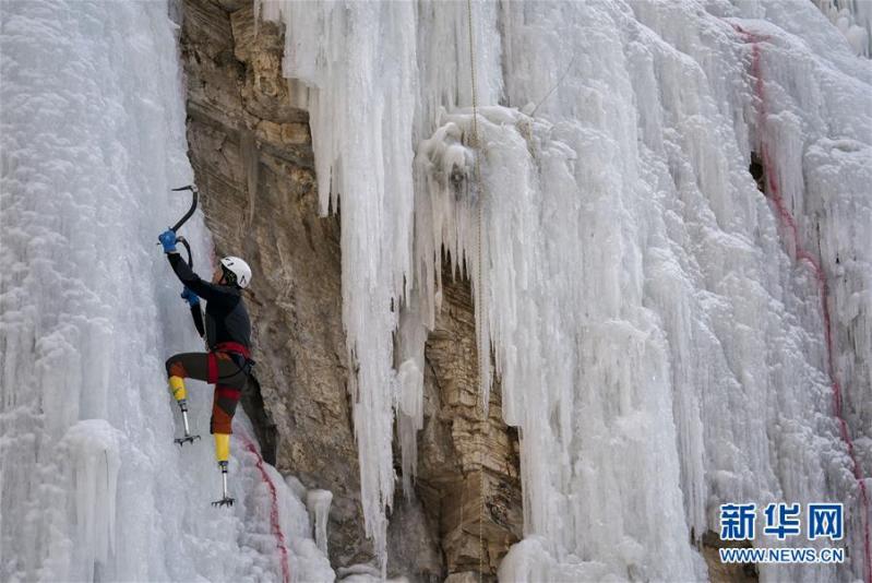 Un iubitor de munte, ale cărui picioare au fost amputate, a ajuns pe Everest! Acum 40 de ani, era să moară din cauza degerăturilor, dar la 70 de primăveri, și-a văzut visul cu ochii!