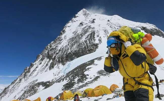 Un iubitor de munte, ale cărui picioare au fost amputate, a ajuns pe Everest! Acum 40 de ani, era să moară din cauza degerăturilor, dar la 70 de primăveri, și-a văzut visul cu ochii!