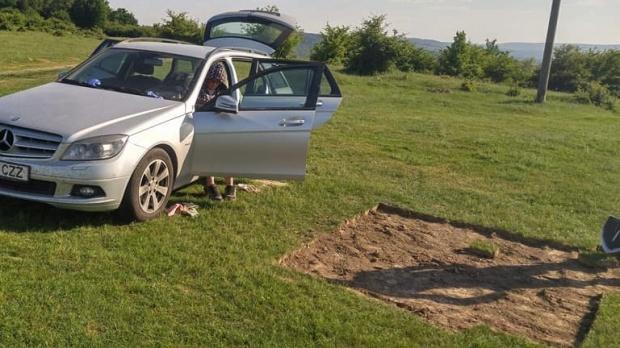 Da, se poate! ÎN ROMÂNIA, desigur! A furat GAZONUL cu o maşină de fiţă. Imagini VIRALE!