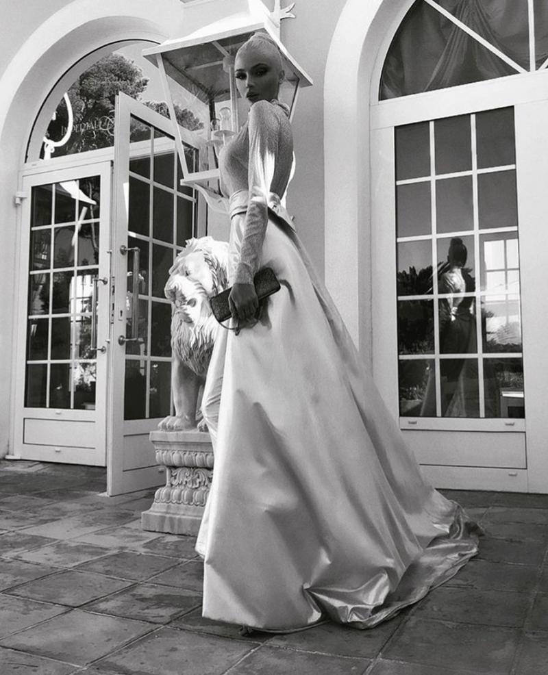 Domnilor, rușii chiar nu pot fi întrecuți la tăria vodcăi și frumusețea femeilor! Ea este Aliona și poți jura că e o păpușă Barbie