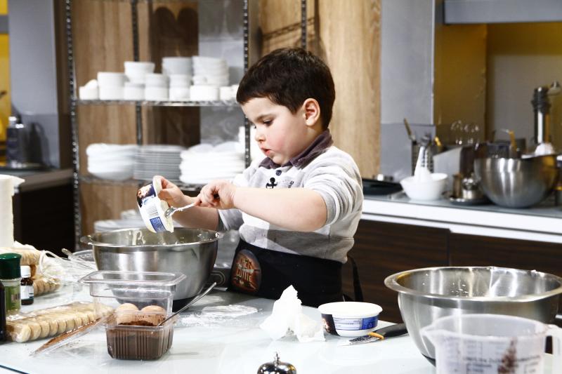 Te topești instant! La patru ani, Radu a făcut cel mai tare tiramisu! „Punem gălbenușurile, care sunt strălucitoare ca o stea”