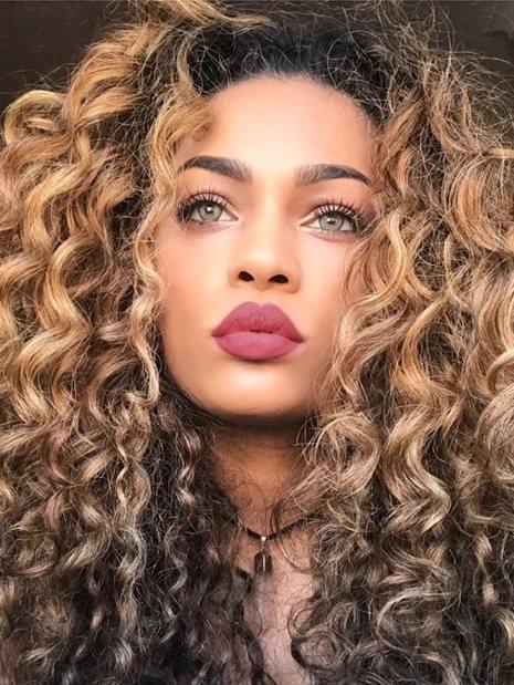 Nefericita fată frumoasă! Nu are noroc în dragoste deloc, deși are un chip de înger: „Bărbaților le pasă doar cum arăt, nici măcar nu ascultă ce spun! Sunt blestemată”