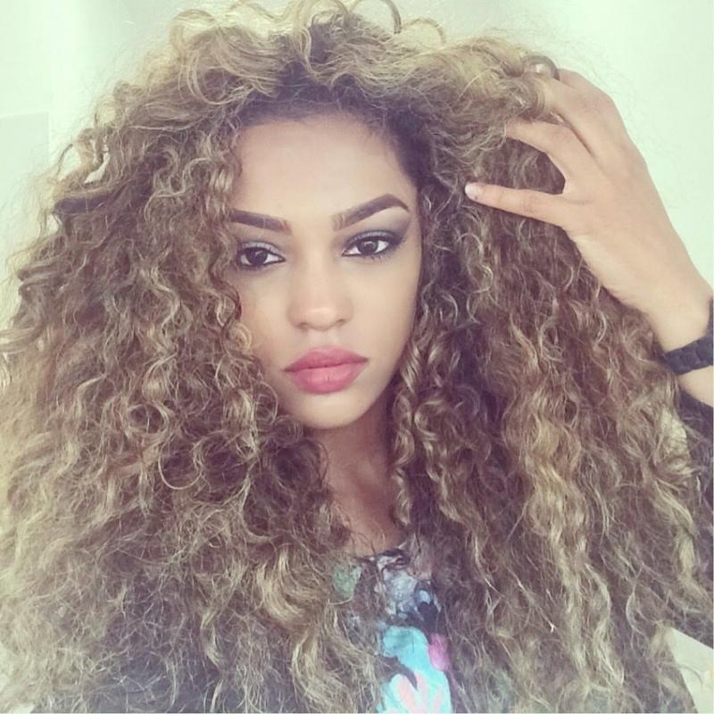 Nefericita fată frumoasă! Nu are noroc în dragoste deloc, deși are un chip de înger: „Bărbaților le pasă doar cum arăt, nici măcar nu ascultă ce spun! Sunt blestemată”