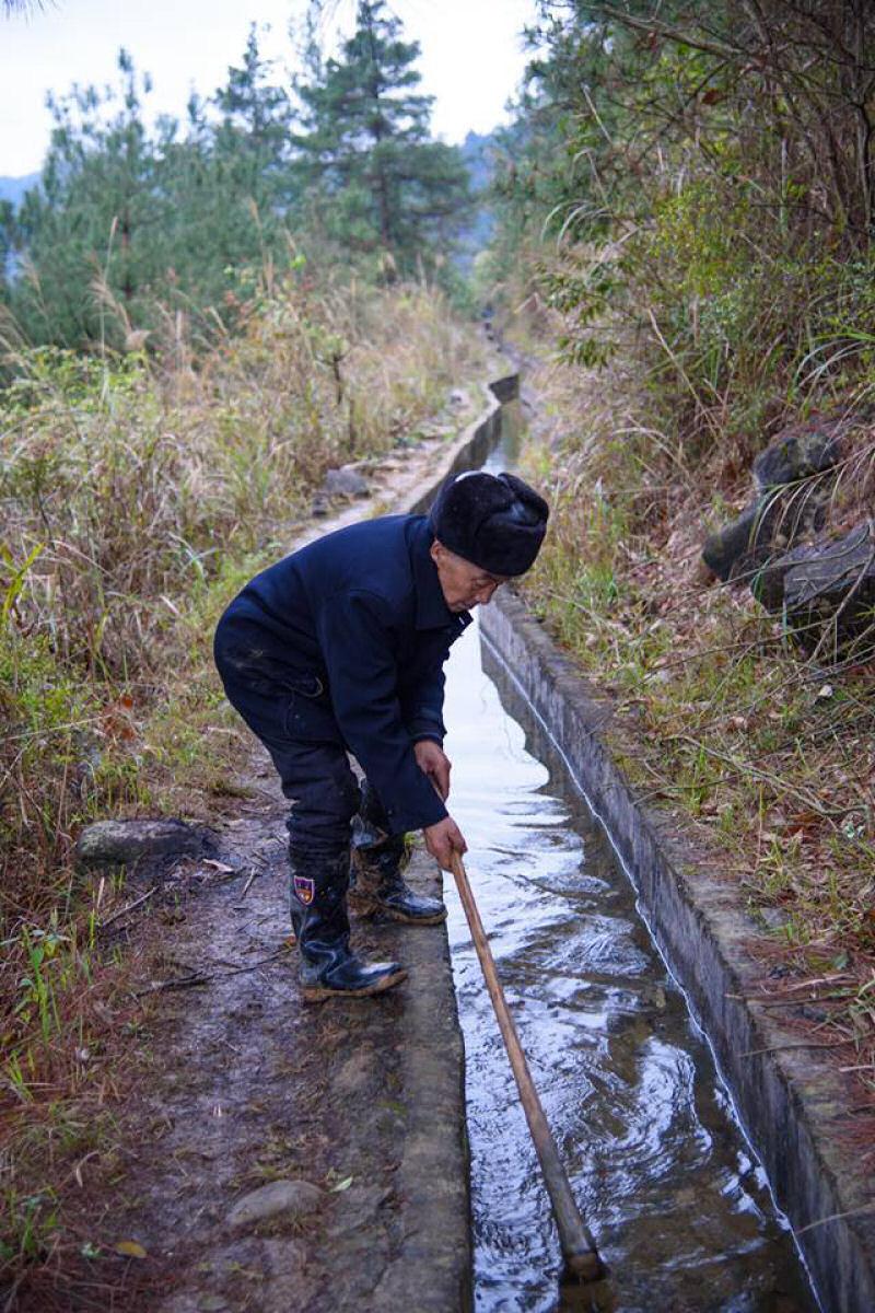 Picătura chinezească! Huang Dafa a construit, singur, un canal de 10 kilometri pentru a aduce apă potabilă în sat! A spart trei munți și i-a luat 36 de ani!!!